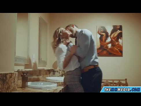 ❤️ Όταν μια πλούσια ξανθιά σε αποπλανεί σε μια δημόσια τουαλέτα στο el.hentai-ita.ru